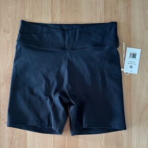 LONDRE NWT scrunch bum biker short black medium